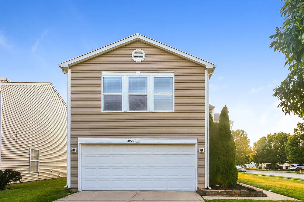 3 bed, 2.5 bath, 1868 sqft, $2,640 — Photo 1
