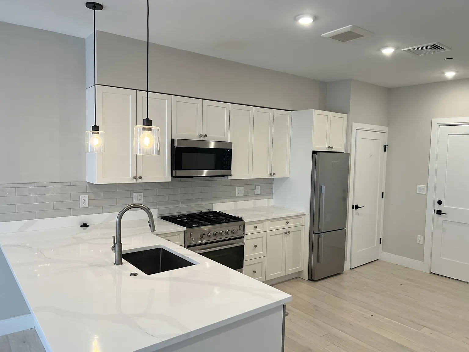 1 bed, 725 sqft, $3,295 — Photo 4