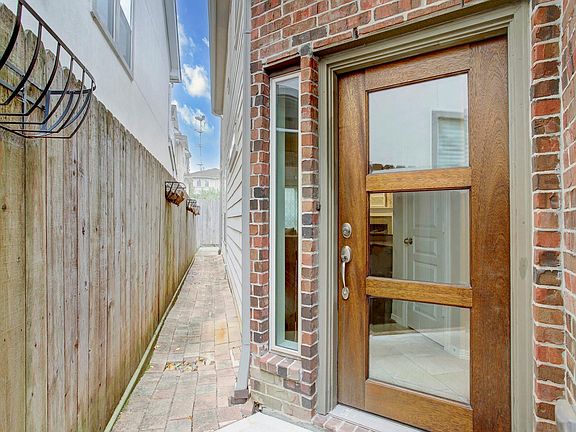 3rd image of 4230 Drake St