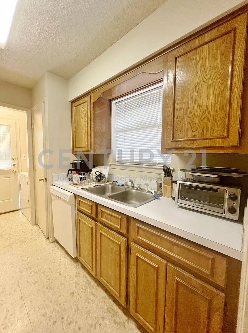 Adorable 2/2 Duplex in Weatherford For Rent! — Photo 3