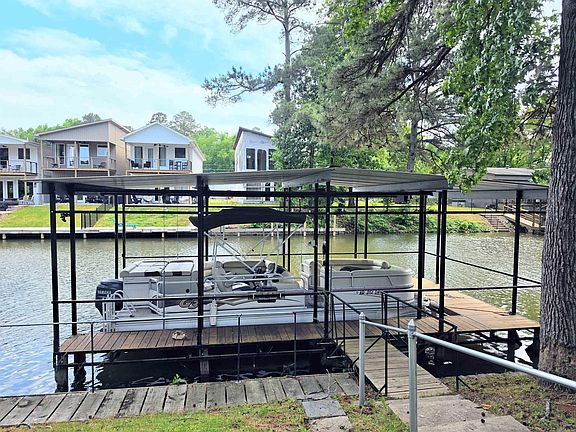 4th image of 150 Lakeaire Ter