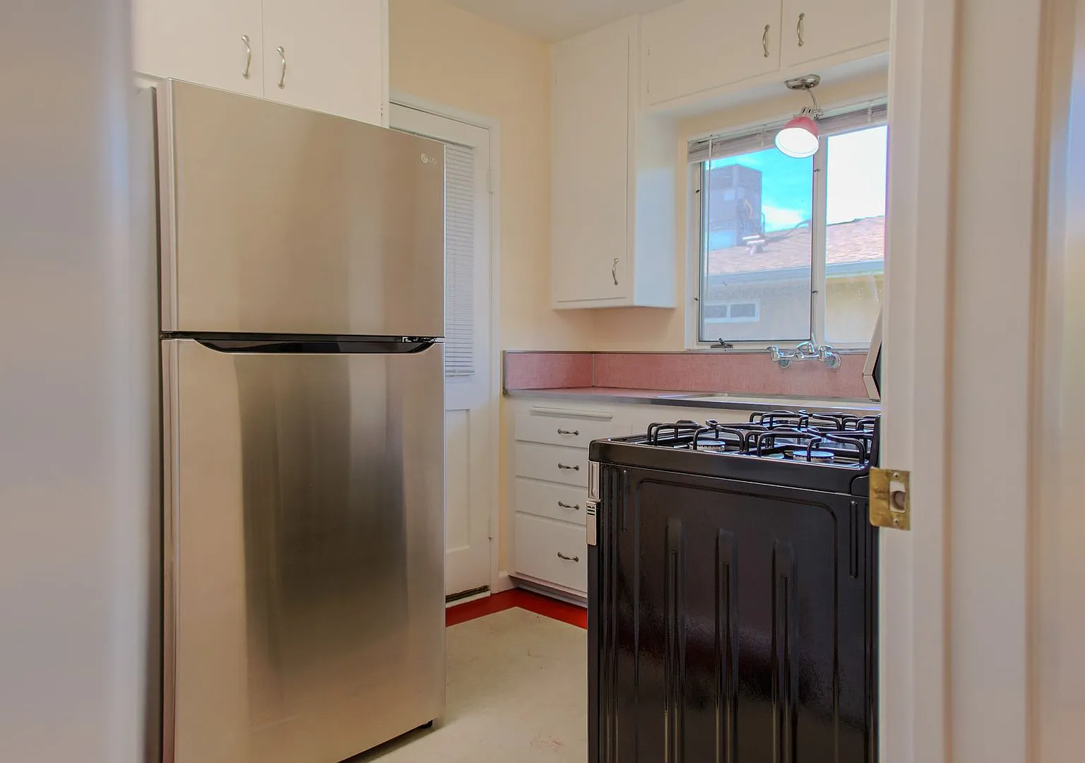 Alameda Ave Apartments — Photo 3