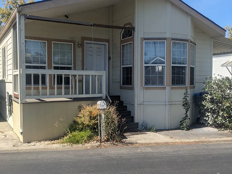 University Ave — Photo 1