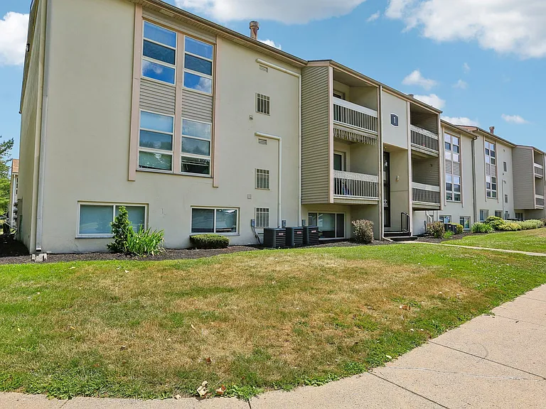 Plaza I Apartments — Photo 7