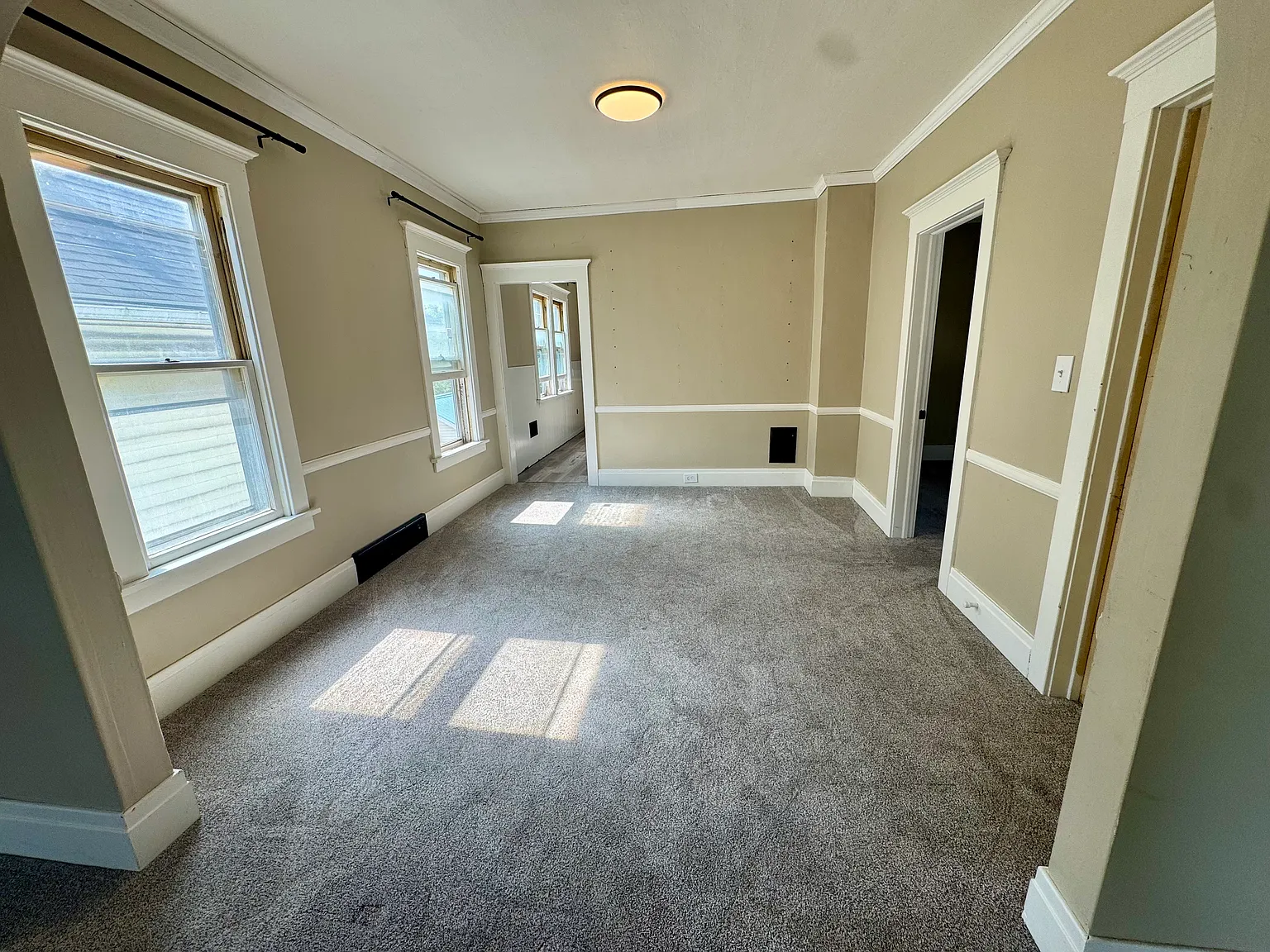 3 bed, 950 sqft, $1,200 — Photo 2
