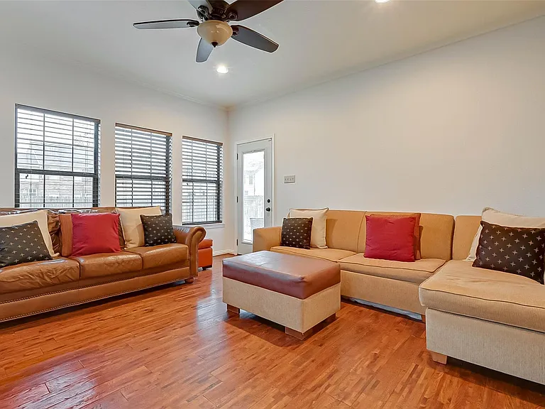2412 Oakdale St — Photo 8