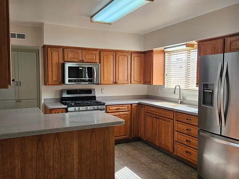3513 Sierra Vista Dr — Photo 3