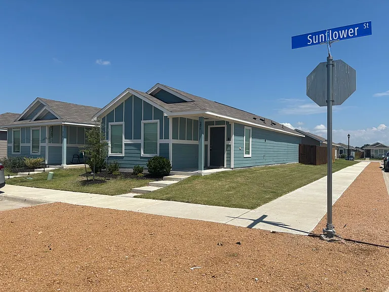 206 Sunflower St — Photo 2