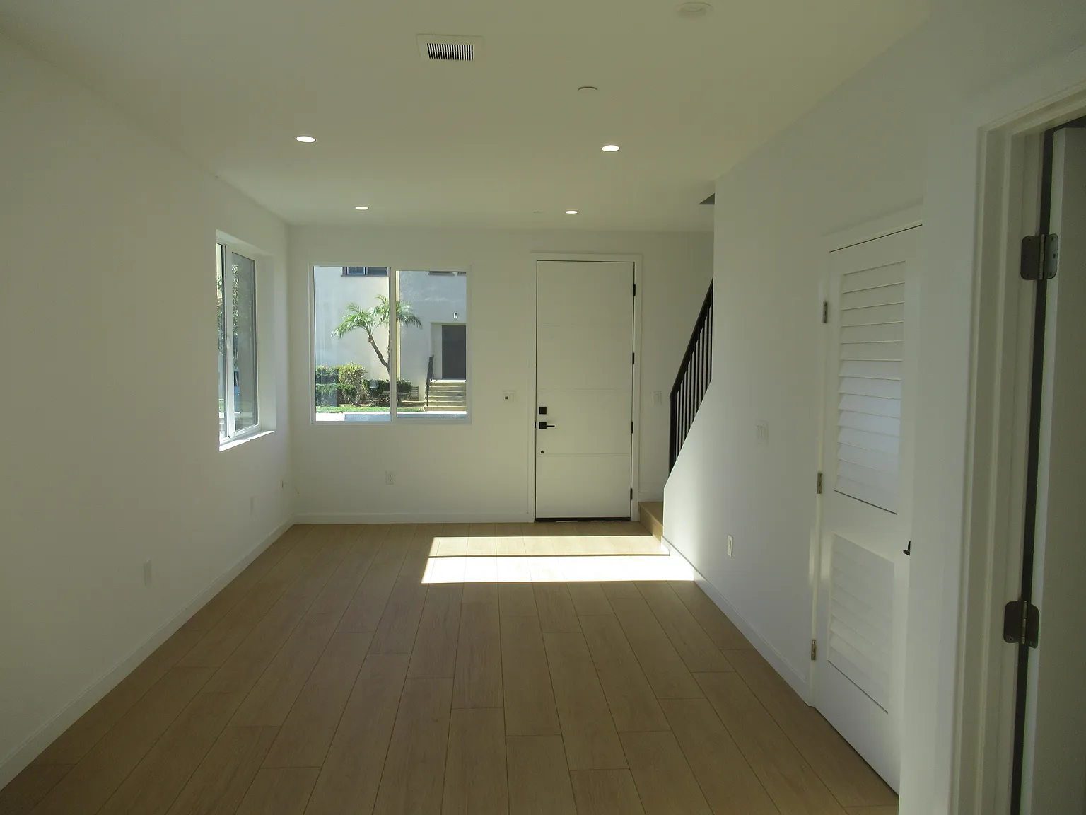3 bed, 1100 sqft, $3,500 — Photo 4