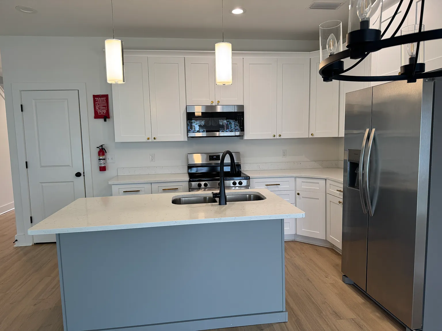 3 bed, 2.5 bath, 1464 sqft, $2,100 — Photo 4