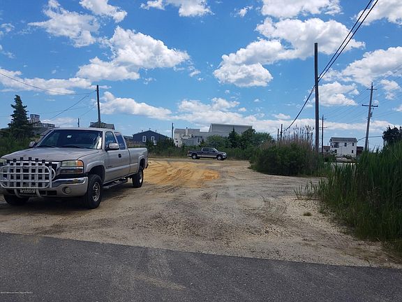 3rd image of 1276 E Bay Ave
