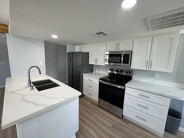 3 bed, 3.0 bath, 1354 sqft, $2,195 — Photo 4