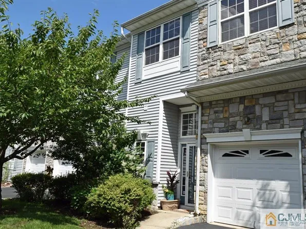 16 Bridgepointe Dr, Laurence Harbor, NJ 08879