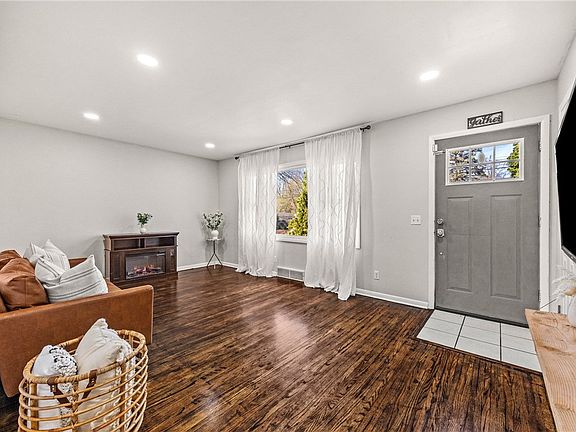 3rd image of 569 Marsh Rd
