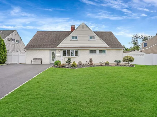 21 Deer Lane, Wantagh, NY 11793