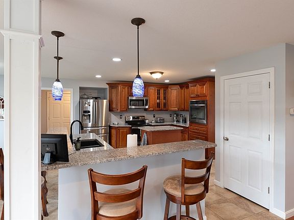 4th image of 83 Bay Rd