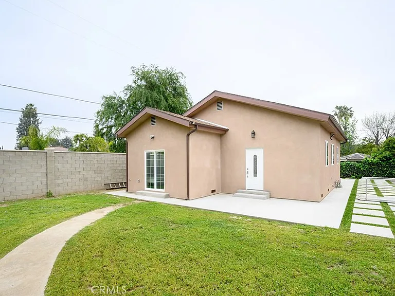 8806 Enfield Ave — Photo 2