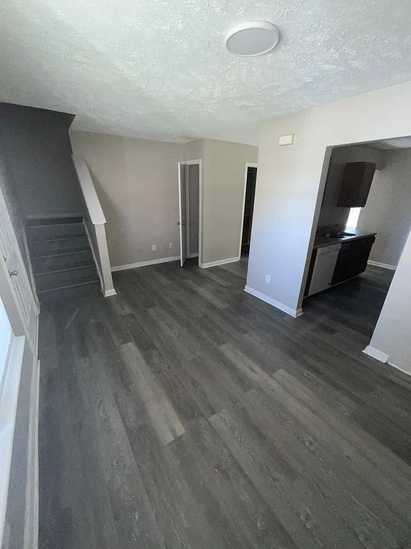 3 bedroom 1.5 bathroom Single Home — Photo 2
