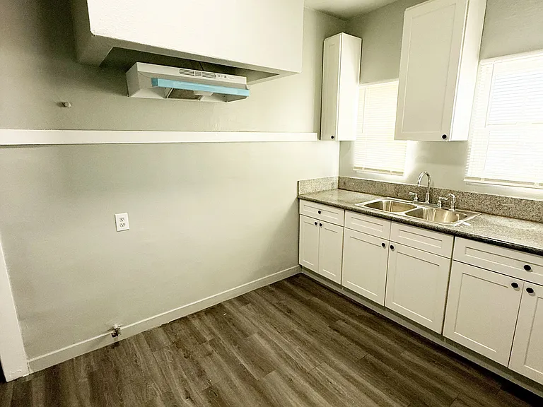 404 N Fries Ave — Photo 3