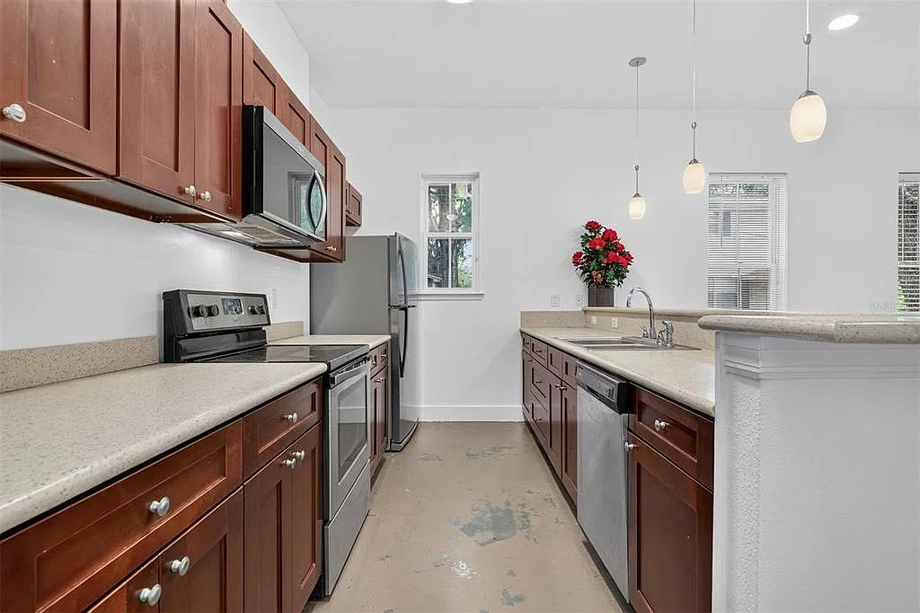 3 bed, 2.0 bath, 1291 sqft, $1,975 — Photo 3