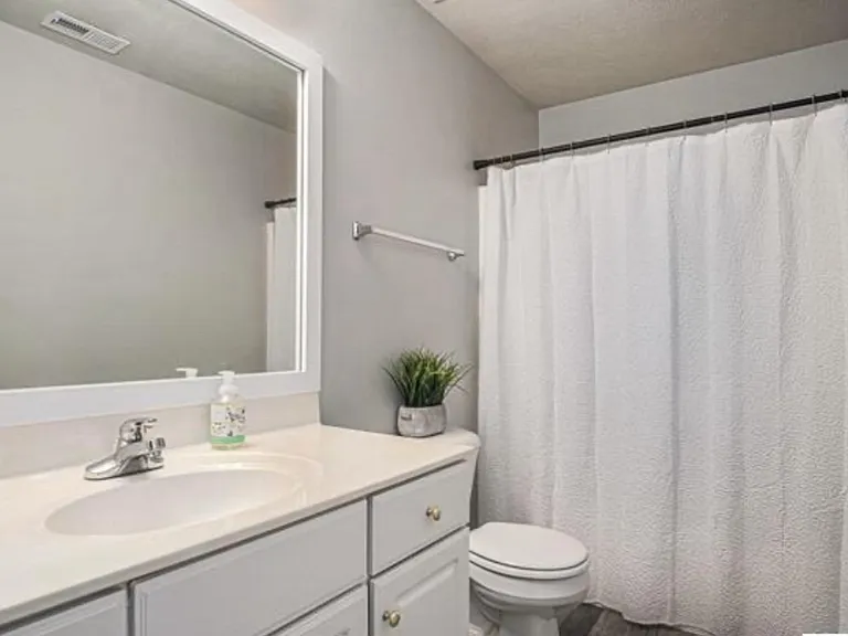 1104 Valleyview Dr — Photo 12