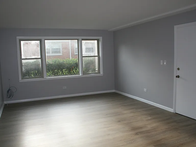 1333 Woodview Ln — Photo 3