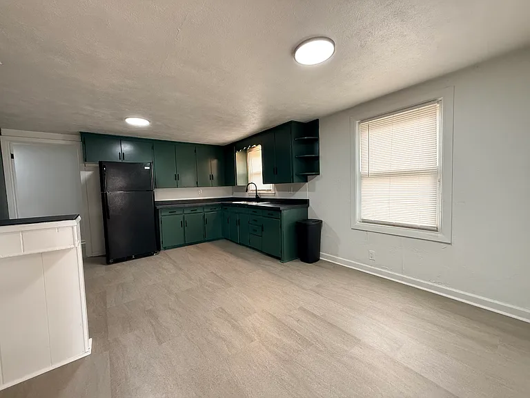 1527 W 11th Ave #A — Photo 3