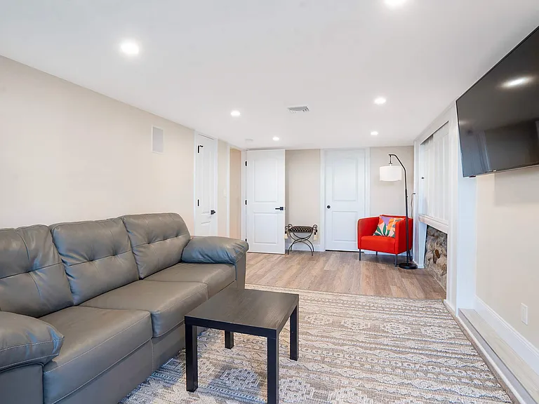 Cliff Rd E — Photo 15