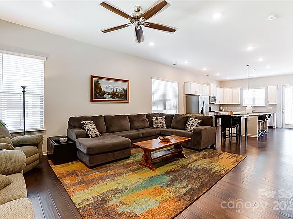 3rd image of 9448 Ainslie Downs St