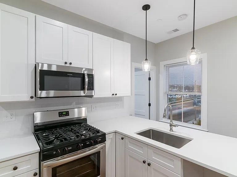 475 Meridian St #2B — Photo 4