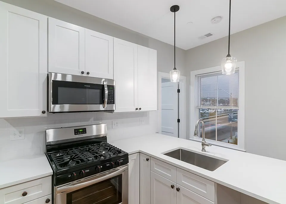 471 Meridian St #4B