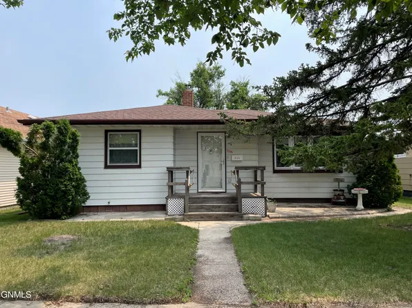 1005 10th Ave SE, Jamestown, ND 58401