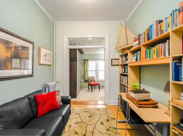 895 Summit Avenue image 9 of 22