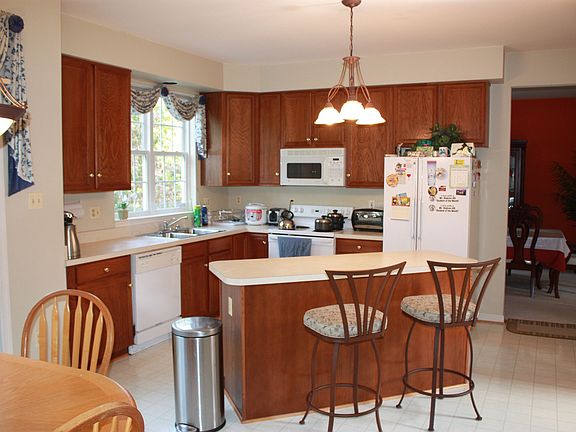5th image of 3327 Governor Martin Ct