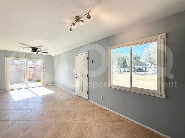 8051 N 32nd Ln — Photo 4