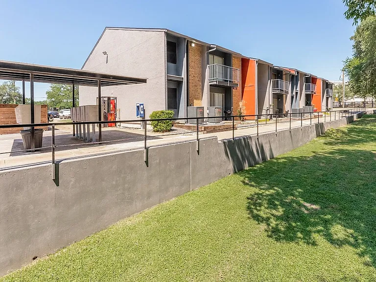 South Crest Apartments: All Bills Paid -Dazzling Dallas Apartments in Quiet Area! — Photo 44