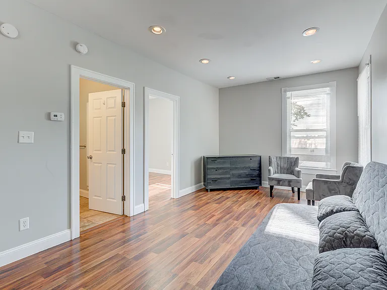 217 W Collins St #B — Photo 7