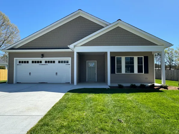 48 Baywalk Dr, Kilmarnock, VA 22482