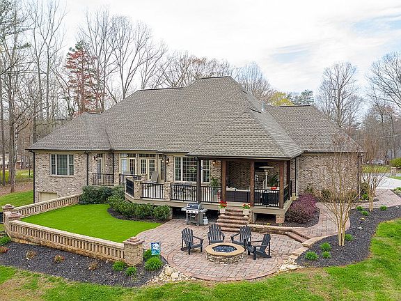 3rd image of 195 Saint Andrews Dr