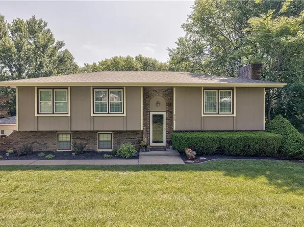 619 S Desoto Rd, Lansing, KS 66043