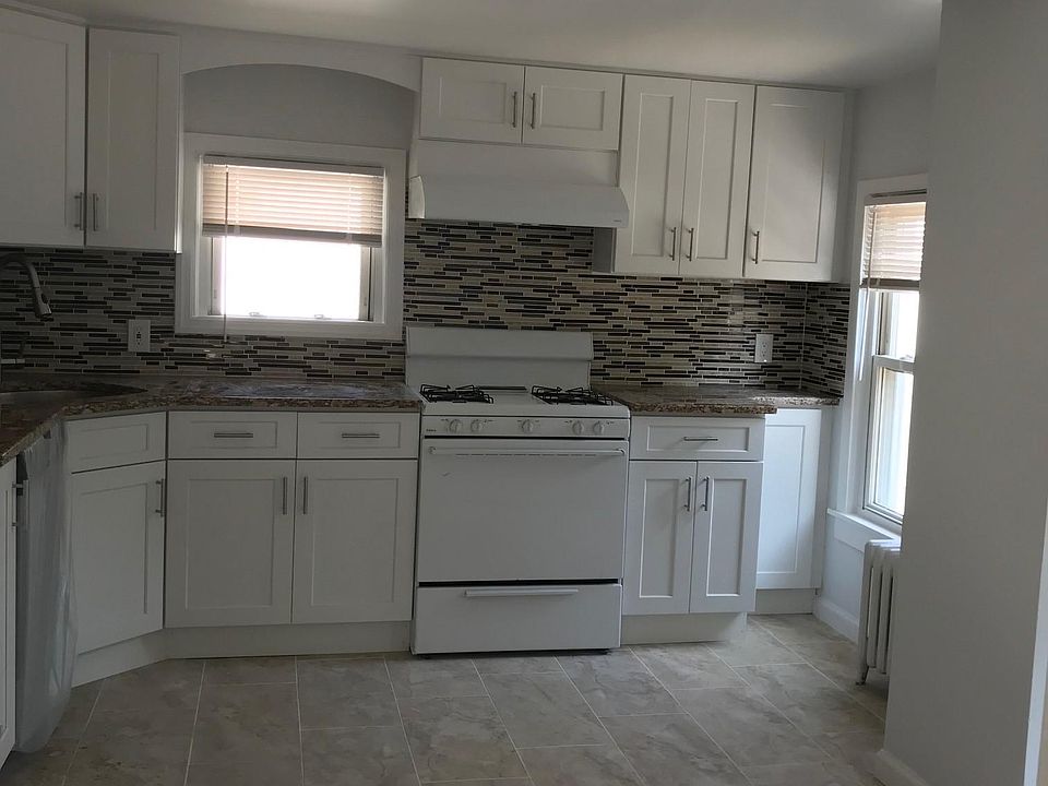 2nd image of 130 Kings Rd Unit A
