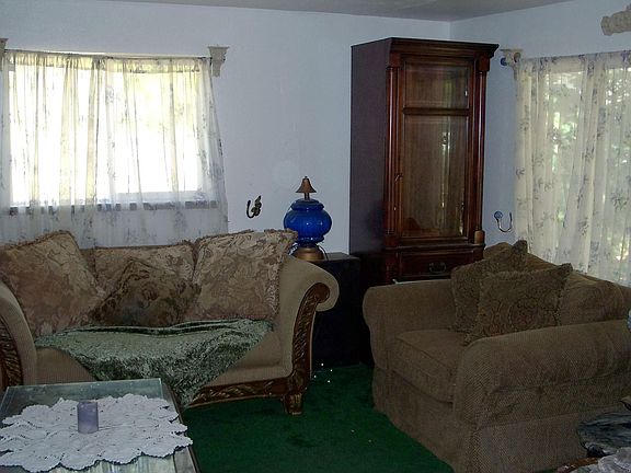 Cozy living room w/ fireplace (not pictured)