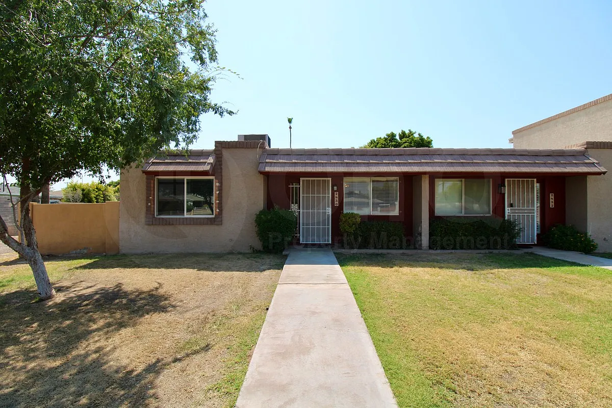 2 bed, 1.0 bath, 782 sqft, $1,697 — Photo 2