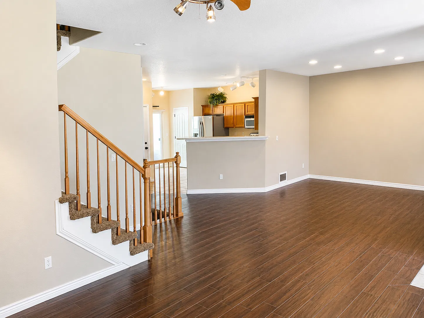3 bed, 2.0 bath, 1633 sqft, $2,440 — Photo 2