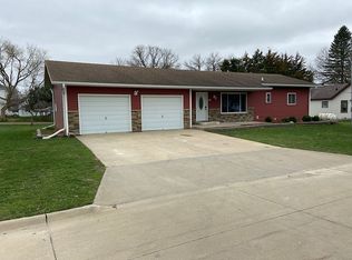 105 E 4th St, Riceville, IA 50466