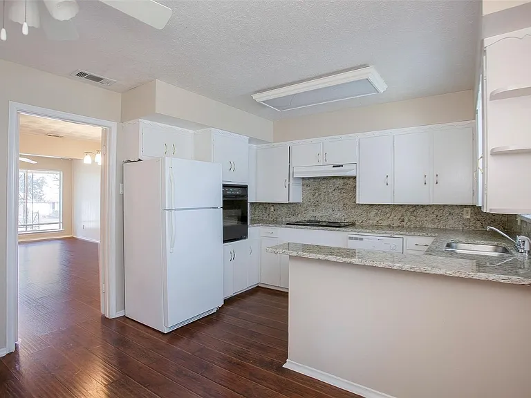 7010 Kingsbury Dr — Photo 2