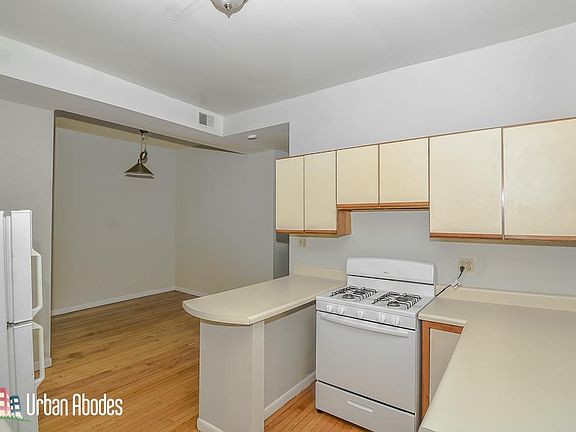 3rd image of 627 W Oakdale Ave #Ua2