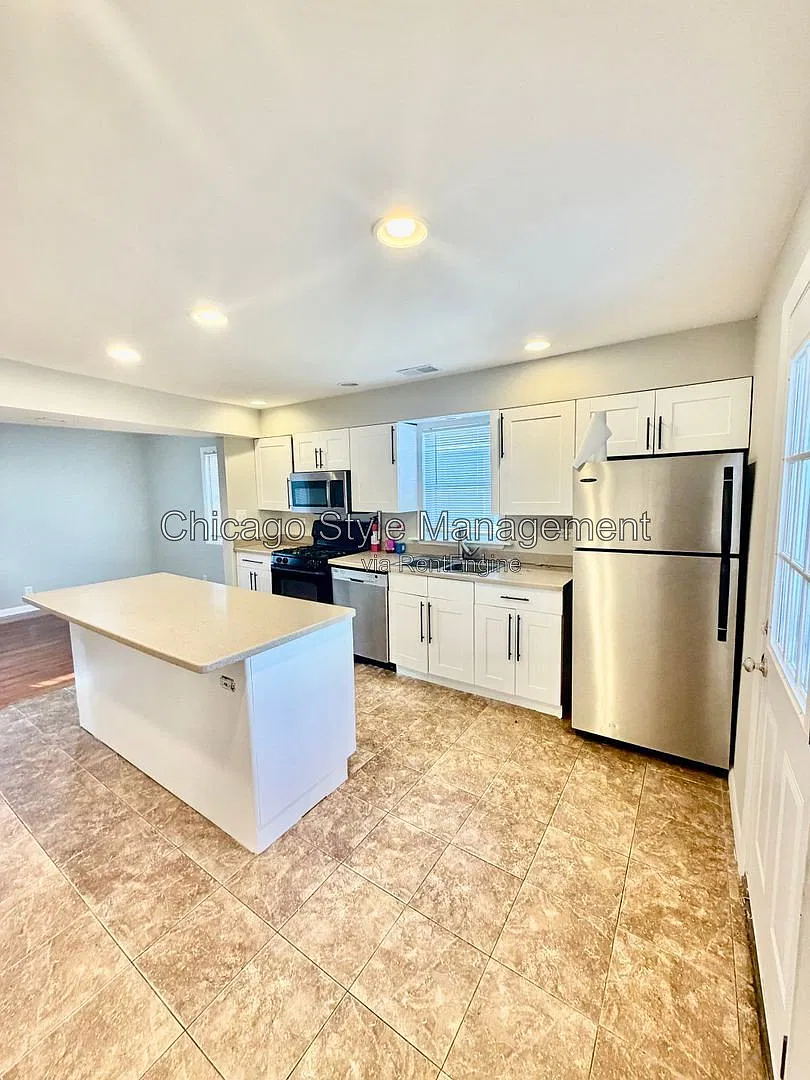 4 bed, 2.0 bath, 1423 sqft, $2,575 — Photo 2