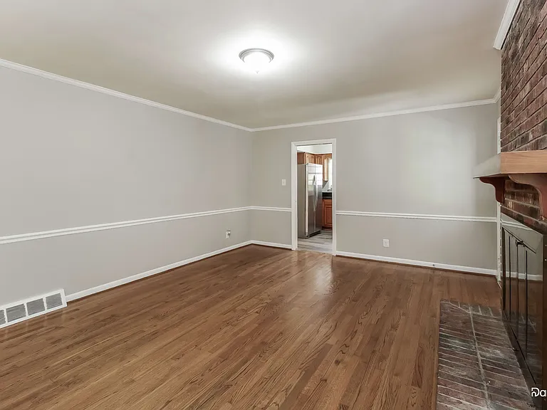 906 Meade Dr — Photo 6