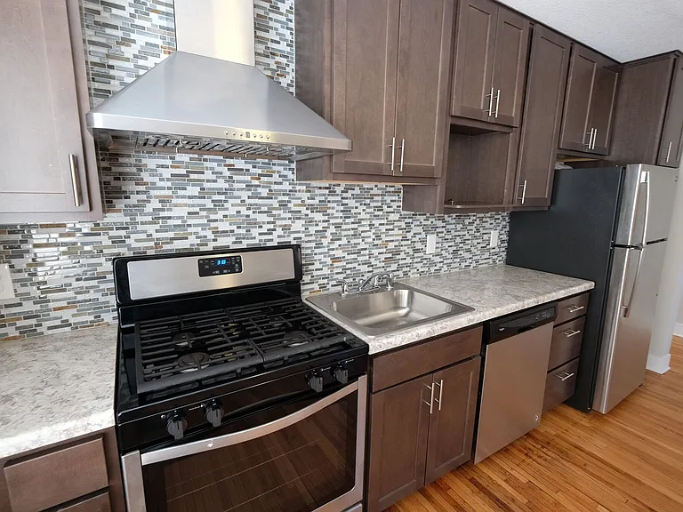 Studio, 1BA - 377 SF